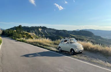 Vintage Fiat 500 begeleide autorit op de heuvels van Bologna